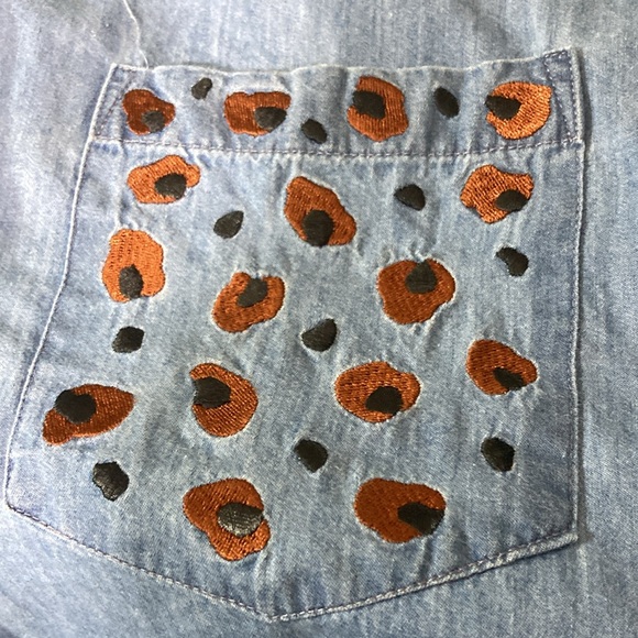 Belle Pointe Top Women Size M Chambray Long Sleeve Button Up Embroidery - Picture 8 of 10